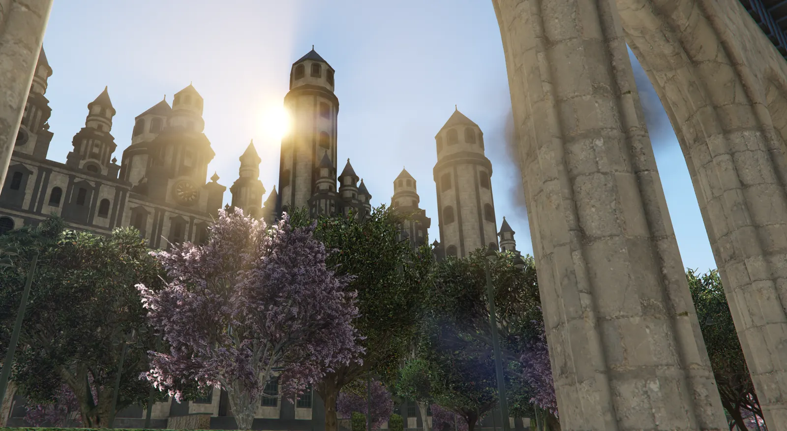 Las torres a contraluz sobre los árboles en flor